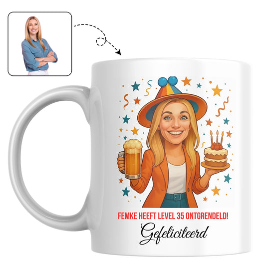 Feestelijke mok voor een 35e verjaardag, bedrukt met een sprankelende karikatuur van de jarige.