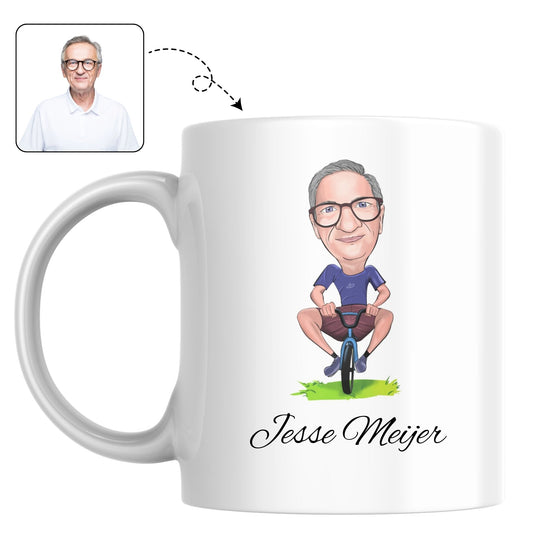 Witte koffiemok bedrukt met een kleurrijke, handgetekende karikatuur van een fietsende pensionado.