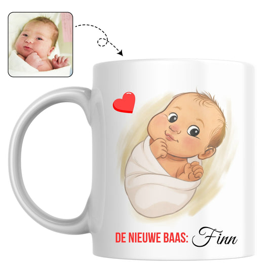 Mok bedrukt met een zacht en liefdevol portret van de pasgeboren baby, een perfect kraamcadeau.