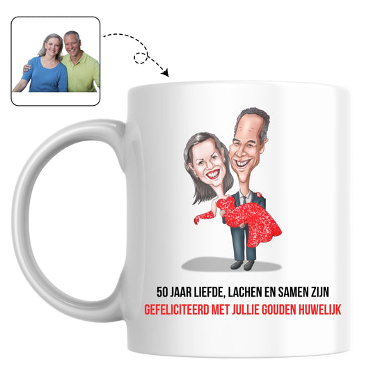 Set mokken voor het gouden paar, bedrukt met een romantische en grappige karikatuur van hun jubileum.