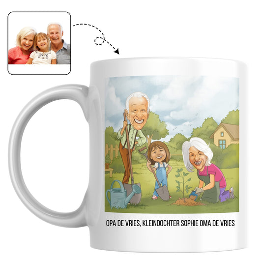 Set mokken met een lieve karikatuur van opa, oma en hun kleinkind, een prachtig familiecadeau.