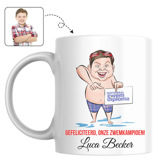 Mok om het behalen van een zwemdiploma te vieren, bedrukt met een vrolijke karikatuur van de waterrat.