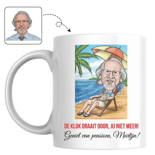 Mok met een ontspannen karikatuur van een collega die met pensioen gaat, een perfect afscheidscadeau.