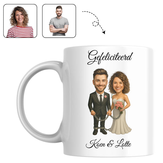 Set mokken met een hilarische karikatuur van het bruidspaar, gebaseerd op hun trouwfoto.