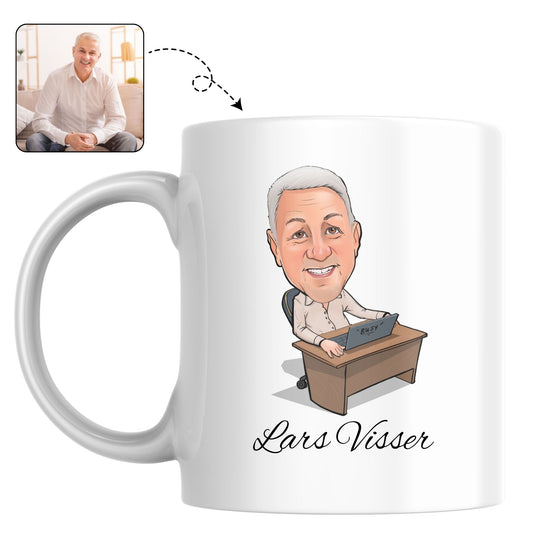 Koffiemok voor op kantoor, bedrukt met een persoonlijke karikatuur van een favoriete collega.