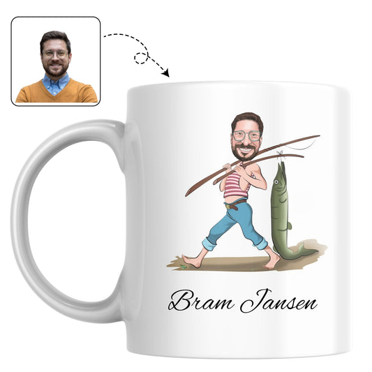 Koffiemok bedrukt met een humoristische karikatuur van een man die aan het vissen is aan de waterkant.