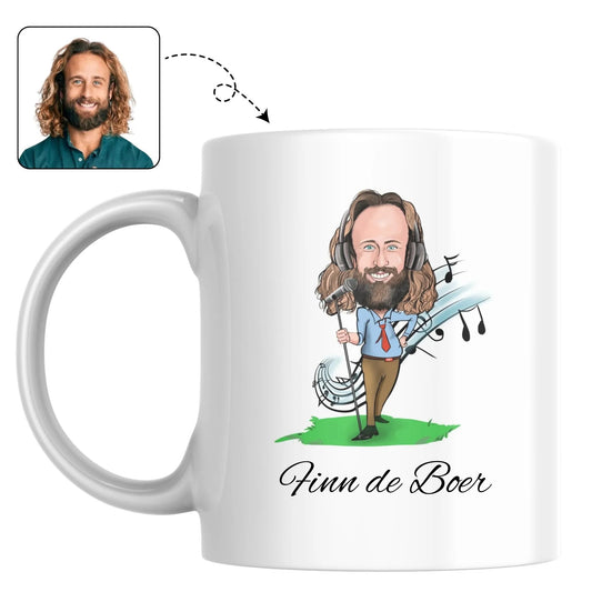 Mok met een kleurrijke tekening van een zanger op een podium met spotlights en muzieknoten.