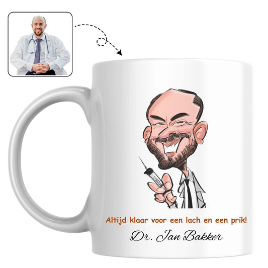 Koffiemok voor in de praktijk, bedrukt met een persoonlijke karikatuur van een arts of specialist.