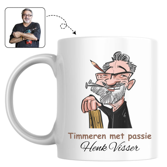 Stevige mok voor de koffie, bedrukt met een karikatuur van een timmerman in zijn werkplaats.