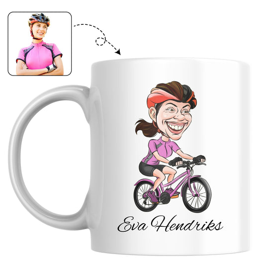 Koffiemok bedrukt met een dynamische karikatuur van een fietsende vrouw, perfect voor na de training.