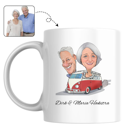 Twee mokken voor in de camper, bedrukt met een vrolijke karikatuur van een reislustig duo.